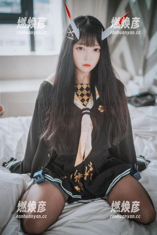 在Aram(아람)泳池畅游：原图与套图掀起视觉风暴