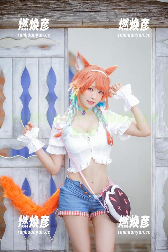 在线美图狂潮！ElyEE子的制服照直击你的心房