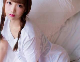GIRLT果团网 – 图集狂欢：在龚玥菲的世界里，教室不再是学习的地方，而是生活的舞台。