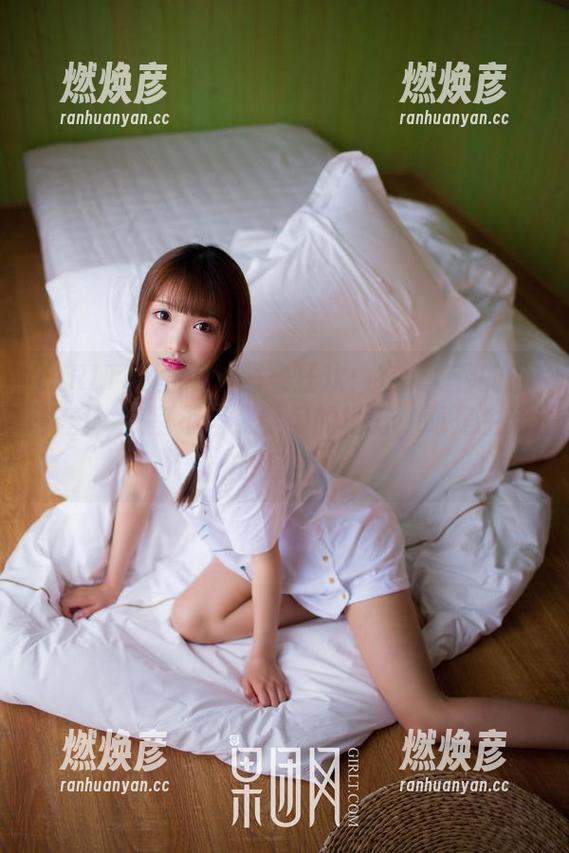 GIRLT果团网-龚玥菲 GIRLT果团网 - 图集狂欢:在龚玥菲的世界里,教室不再是学习的地方,而是生活的舞台。