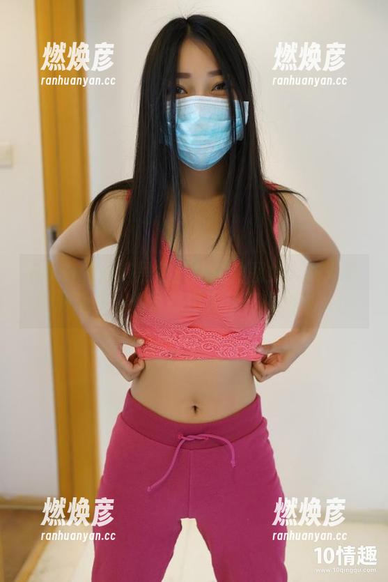 ROSI的长筒黑色丝袜私拍图集：在光影的游戏中，她是那道无法忽视的风景！