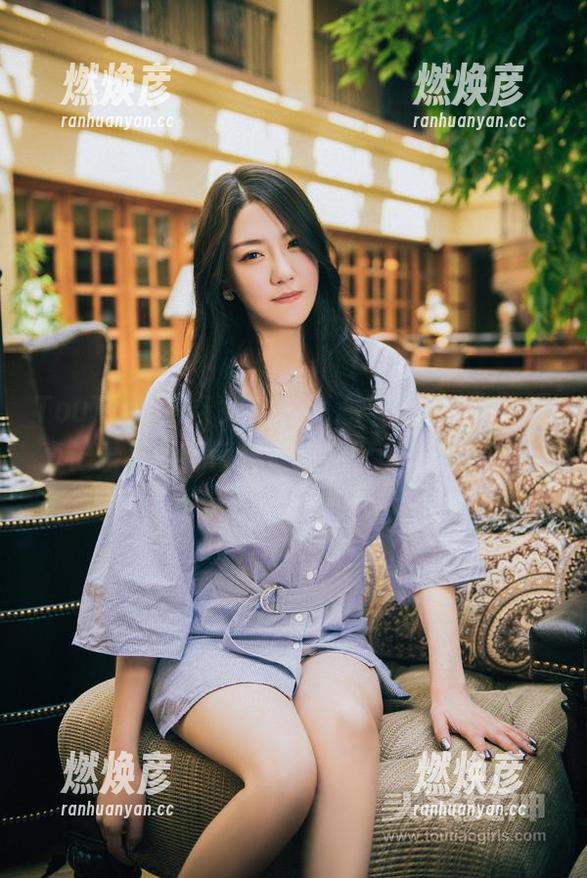 TouTiao头条女神 - 梦心玥穿绿肚兜，写真记录下的那股春意盎然，分享给大家！