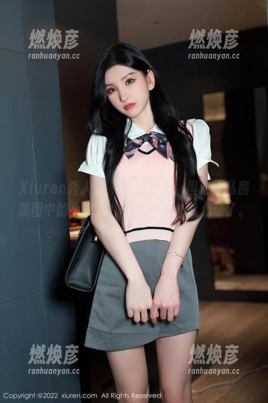 Xiuren秀人网 - 短裙加身，周慕汐私房美图中的小秘密，一个不小心就心动了。