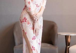 Xiuren秀人网 – 当白芷yy穿上白衬衫，图包里藏着多少小秘密？