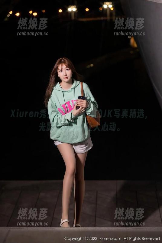 Xiuren秀人网 - 龙雪儿的JK写真精选，光影间的暧昧让人心动。