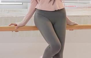 想要绝美壁纸？Yiko湿润兔的网袜写真给你透露我的‘秘密’！