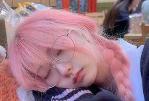 制服中的Wendy，图包资源仿佛在轻声诉说