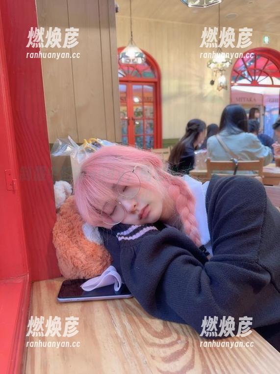 制服中的Wendy，图包资源仿佛在轻声诉说