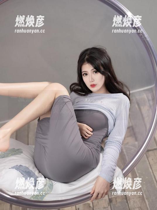 一米八的大梨子 一张照片带你感受夏天:一米八的大梨子和她的黑贞泳装,是海浪的浪漫!