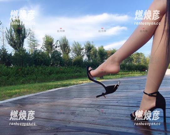 微密圈 - 丝月神的私拍女仆图包，清新与诱惑的完美结合