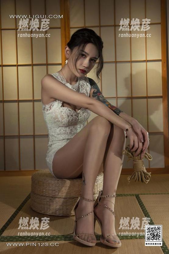 丽柜 - 空姐白云：当定制写真遇上飞翔的梦！