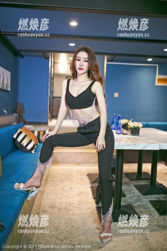 嗲囡囡-久久Aimee 嗲囡囡 - 办公室生活:跟随久久Aimee的高清写真感受不一样的工作节奏