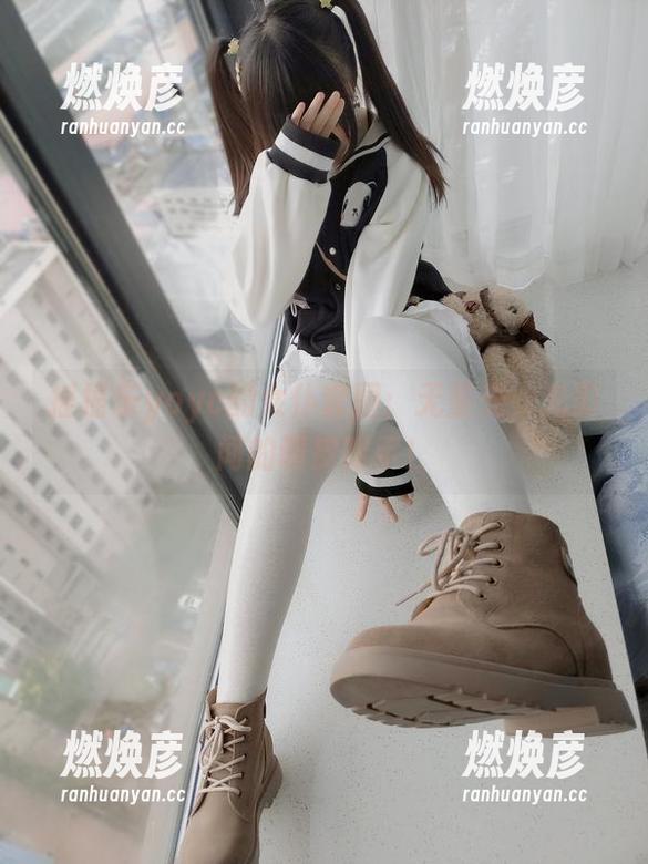 摇摇乐yoyo的女仆套图：无圣光，光影间的调皮暗示！