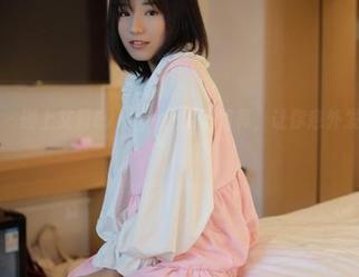 模范学院 – 碰上艾莉Evelyn：浴室写真，让你意外发现她的水下世界