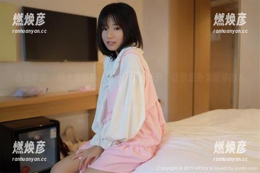 模范学院 - 碰上艾莉Evelyn：浴室写真，让你意外发现她的水下世界