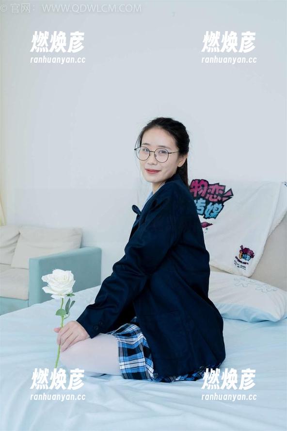 物恋传媒 - 学姐的私拍时光：小飞带你探索图包里的迷离瞬间