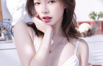 高清白露Bululu,白衬衫下的影子似乎在低语……