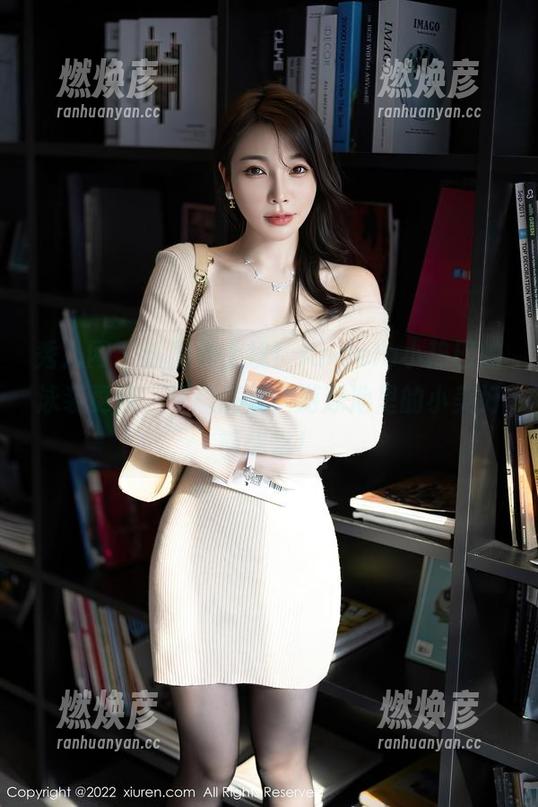 秀人网 - 新图包上线！Angela小热巴的泳装更新，乐趣满分，游泳池里的小美好等你赏！
