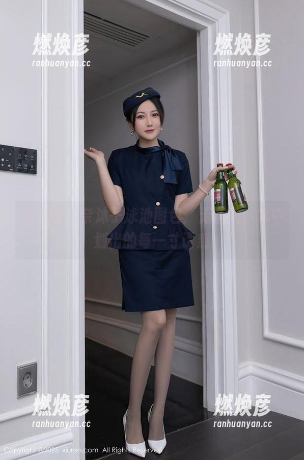 秀人网-奈沐子 秀人网 - 奈沐子泳池图包:无圣光,水中划出的每一寸诱惑