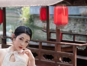 秀人网 – 镜头下的安然Maleah：校园私拍原图，光影中的朦胧美