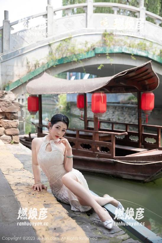秀人网 - 镜头下的安然Maleah：校园私拍原图，光影中的朦胧美