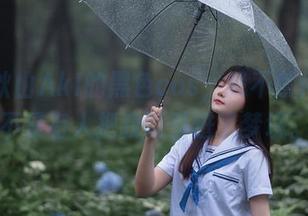 看着秋山AkI的黑色cos，我不禁怀疑是不是有人把我吸引进了梦境。