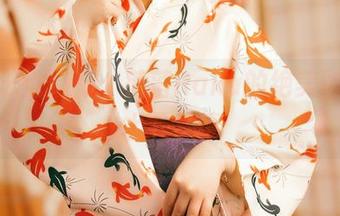 深潜泳池幻影：落落Raku的绝美壁纸，水下梦境