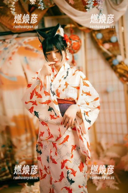 深潜泳池幻影：落落Raku的绝美壁纸，水下梦境