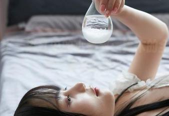 蜜桃社 – 浴缸中的小秘密：铃木的全套照片，谁能抗拒？