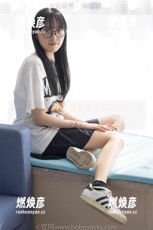 袜啵啵-小甜豆 袜啵啵 - 又一组小甜豆短白棉袜写真,这袜子真是让人心弦微动
