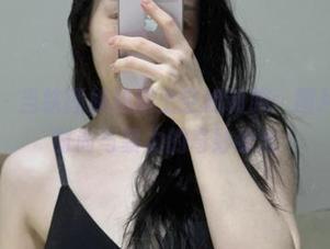 微密圈 – 当铁锤姐姐遇上空姐制服：图片分享，时尚与暴力的奇妙结合