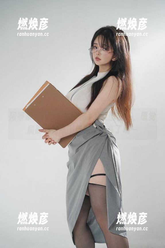 阿寨寨ninja的吊带袜1.0美图合集，感觉肩膀都有点不自觉地抬高了呢～