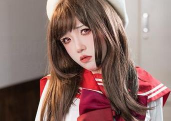 办公室里的阿薰kaOri和她的私拍作品：光影交织，仿佛在说悄悄话
