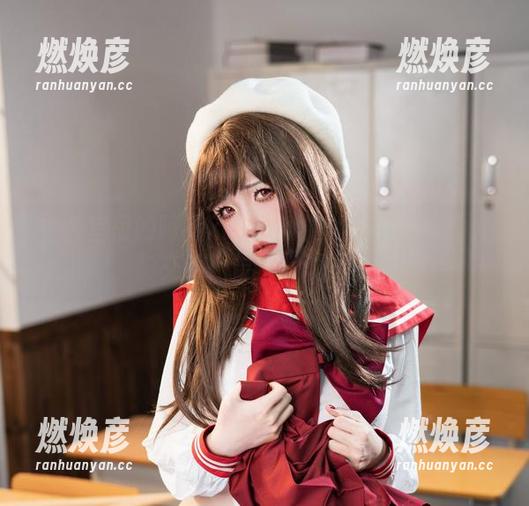 办公室里的阿薰kaOri和她的私拍作品：光影交织，仿佛在说悄悄话