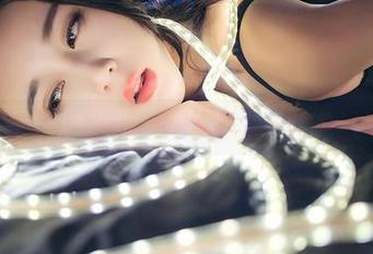 青豆客 – 跟着魏扭扭,感受姐姐全套写真里的小秘密!