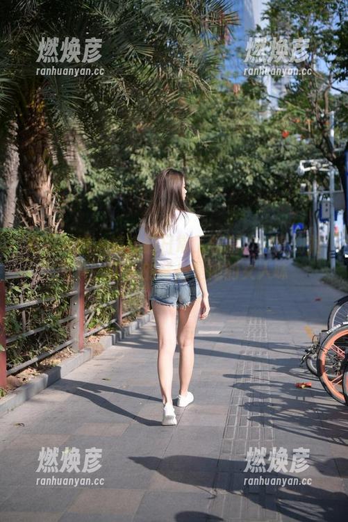 魔镜街拍 - 婷婷的日常工作篇：全套粉裙写真，销售的背后是她的女人味