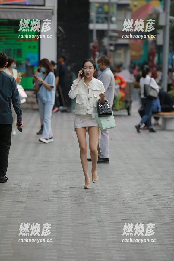 魔镜街拍 - 寒风中的肉丝妖娆，婷婷的圣诞惊艳原图合集，真是让人心动！