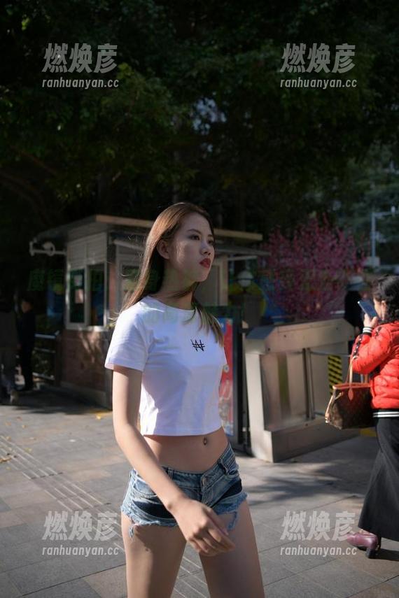 魔镜街拍：紧身热裤，让你感受无处不在的高清魅力！
